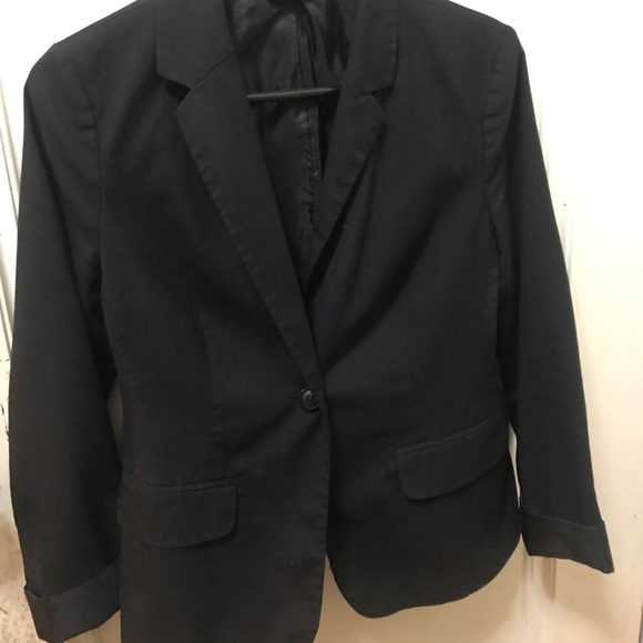 Black blazer. - Picture 2 of 3